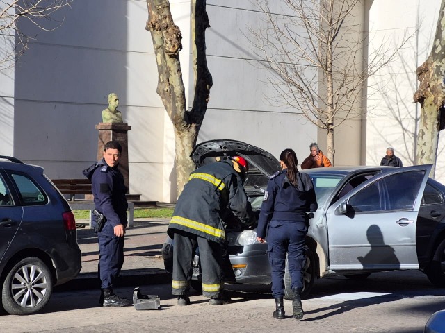 Incendio de un auto produjo un caos vehicular en el centro